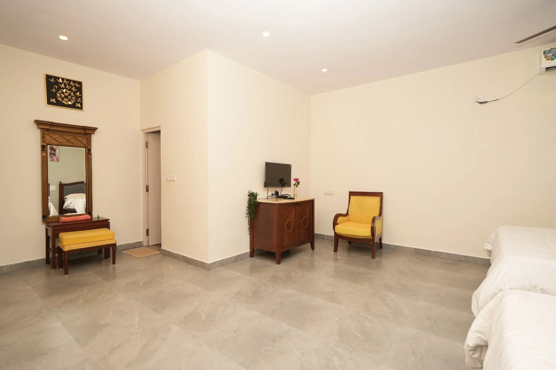Guest room dressing and lounge area
